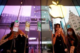 Apple Looks to Generative AI Integration to Revitalize iPhone Sales Amid Quarterly Revenue Dip