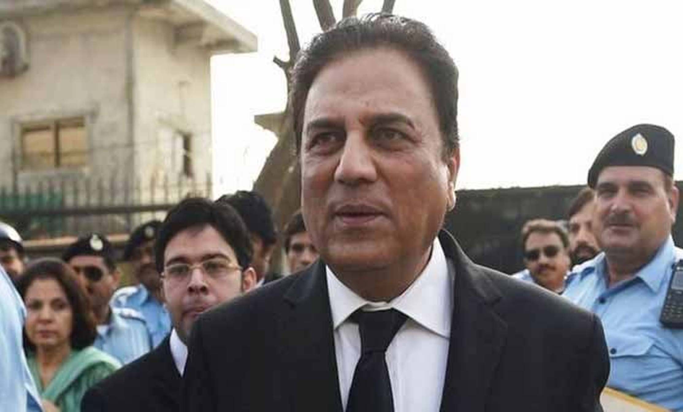 Naeem Bukhari Lashes Out at Imran Khan over Al-Qadir Trust, Advisors