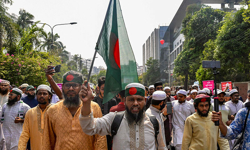 Mass Protests Outside Yunus Residence Demand Ban o