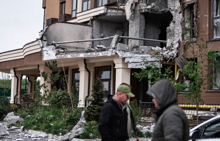 Trump OKs First Ukraine Arms Deal as Russia Escala