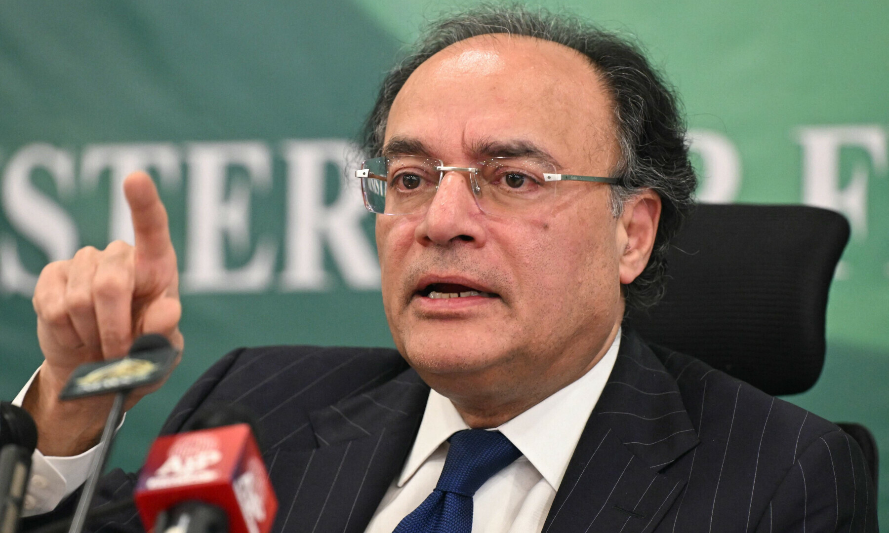 Aurangzeb Calls Budget 2025–26 a Roadmap for Exp
