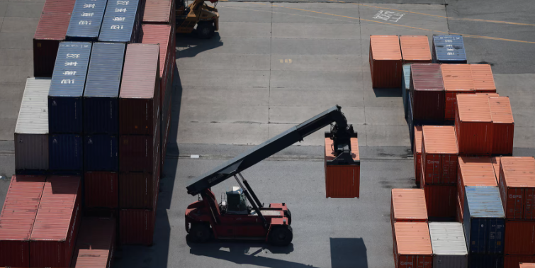 Economists Warn of High Recession Risk Amid Ongoing Tariffs and Global Economic Uncertainty